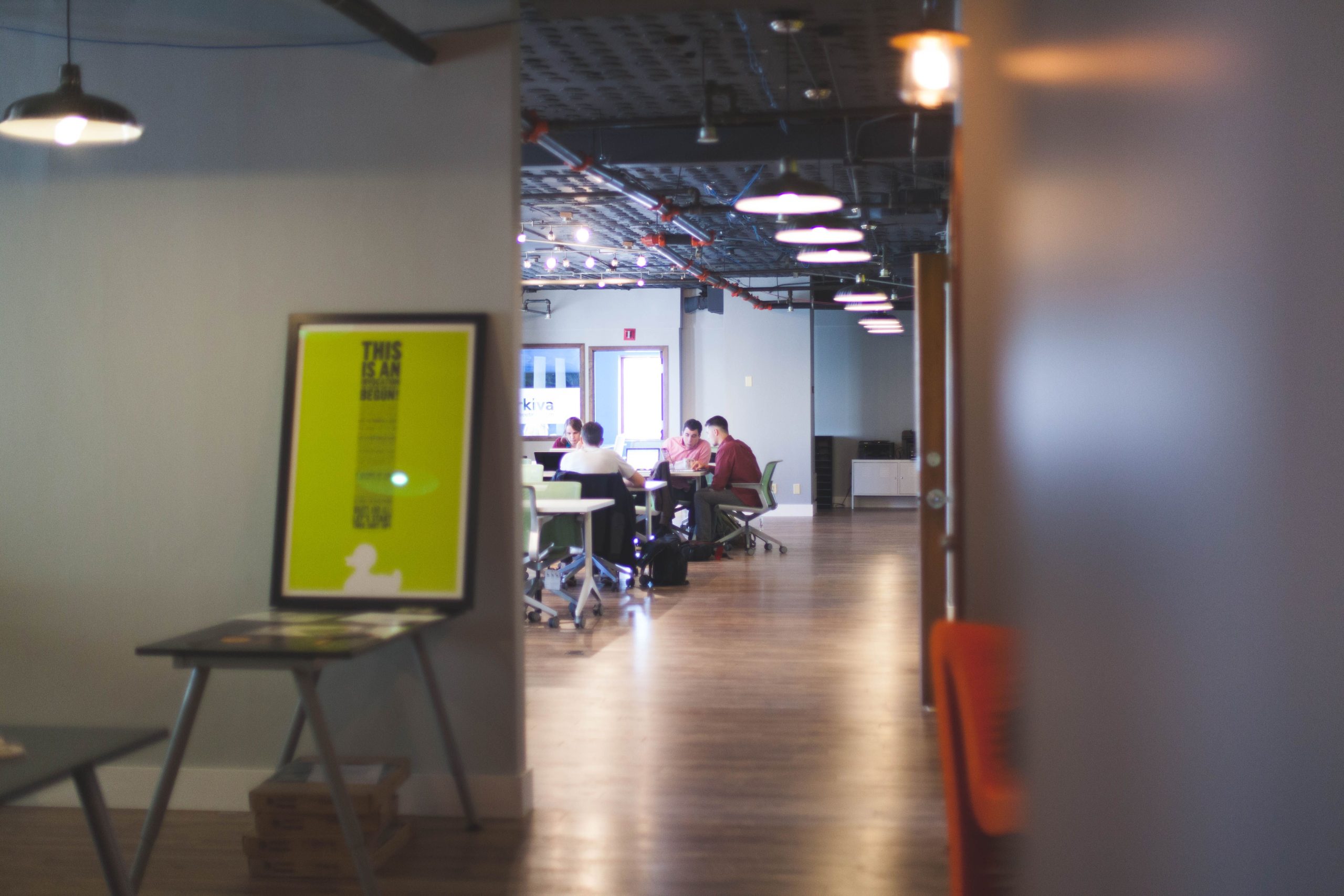 Espace de coworking contemporain avec collaboration active