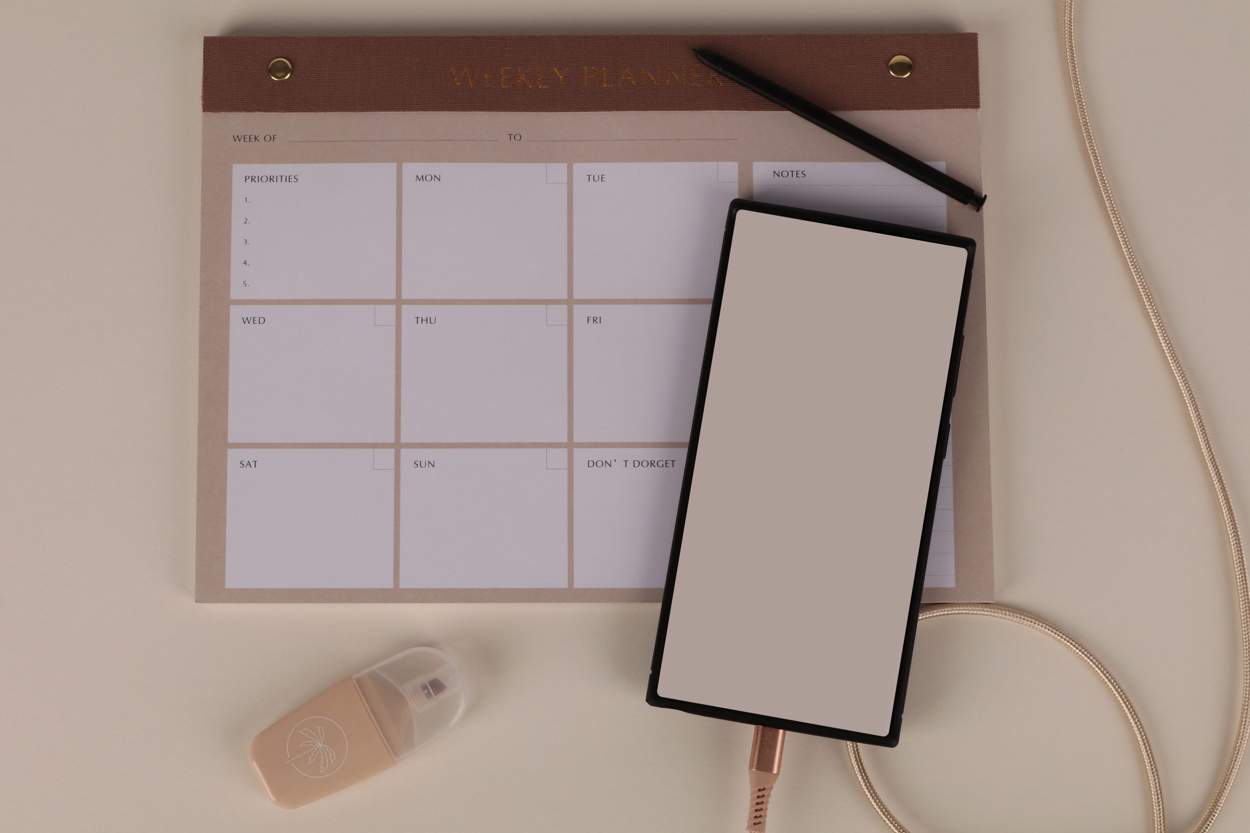 Bureau minimaliste avec planificateur hebdomadaire et fournitures