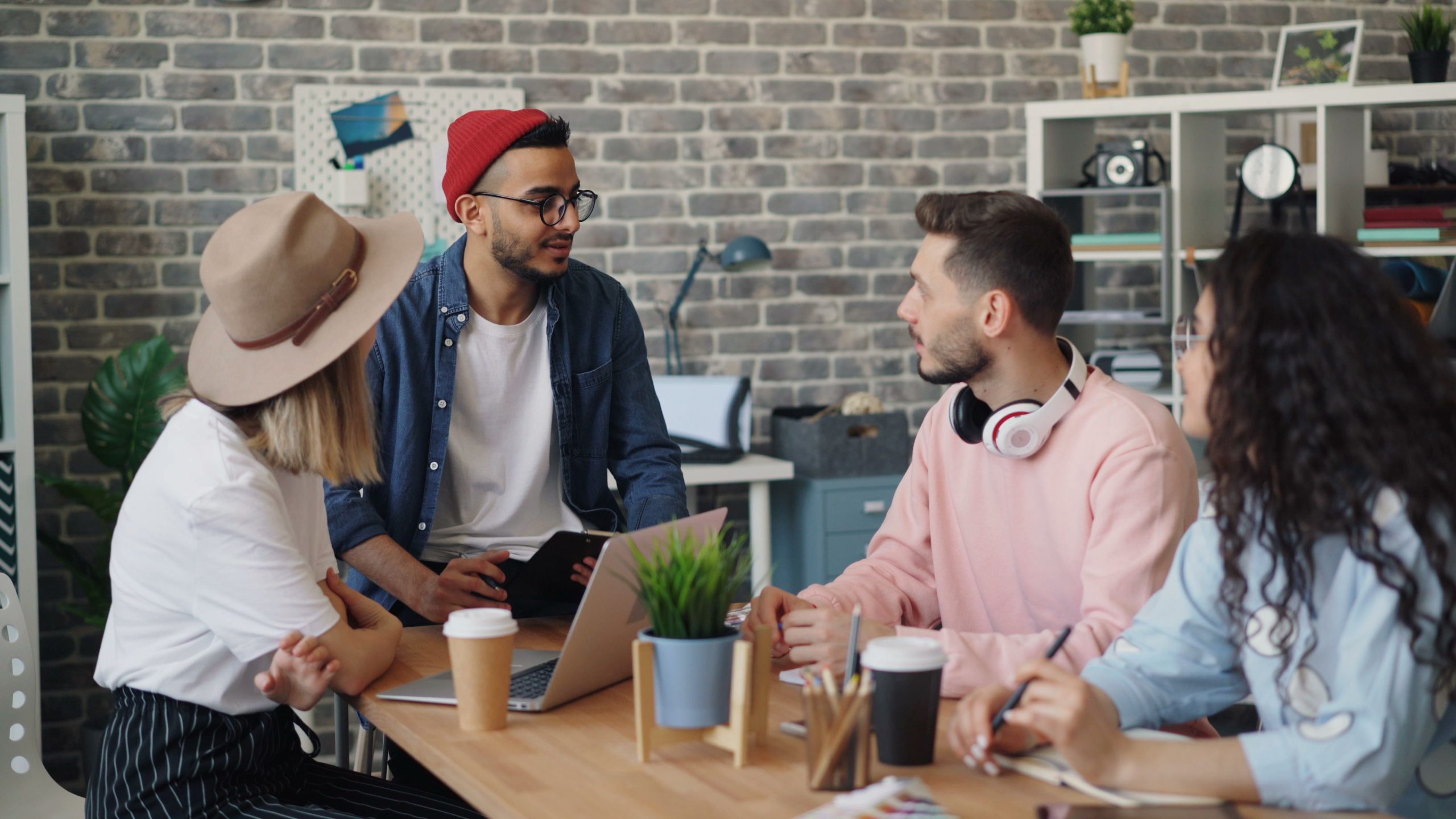 Jeune équipe créative discutant projets en bureau moderne