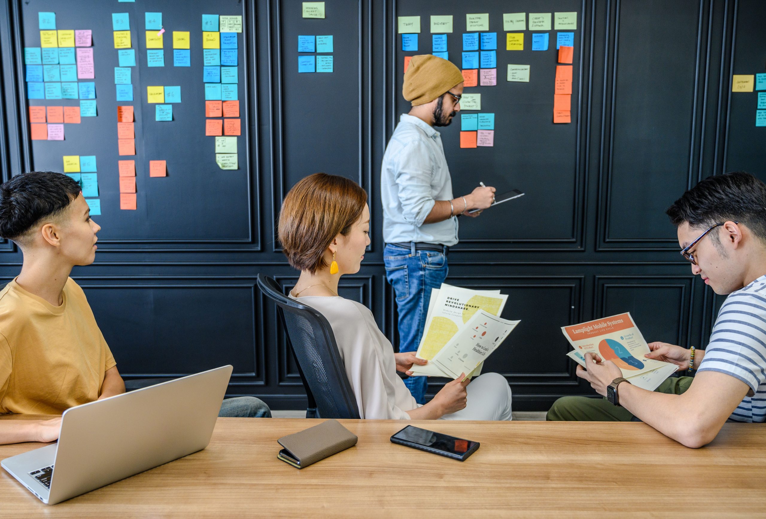 Équipe en séance de brainstorming avec notes adhésives