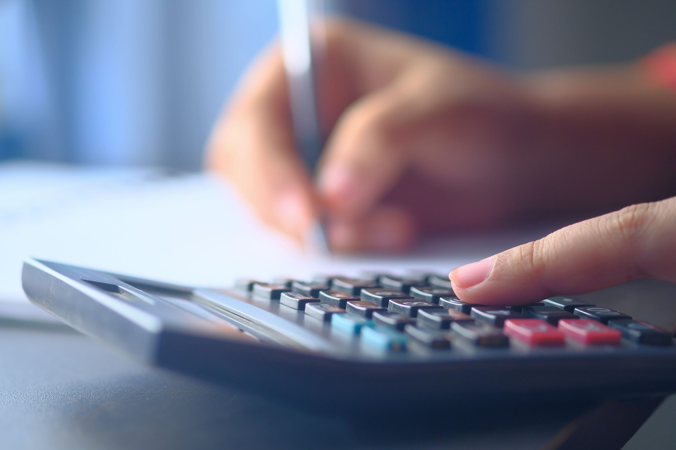 Mains calculatrice et écriture, planification budgétaire