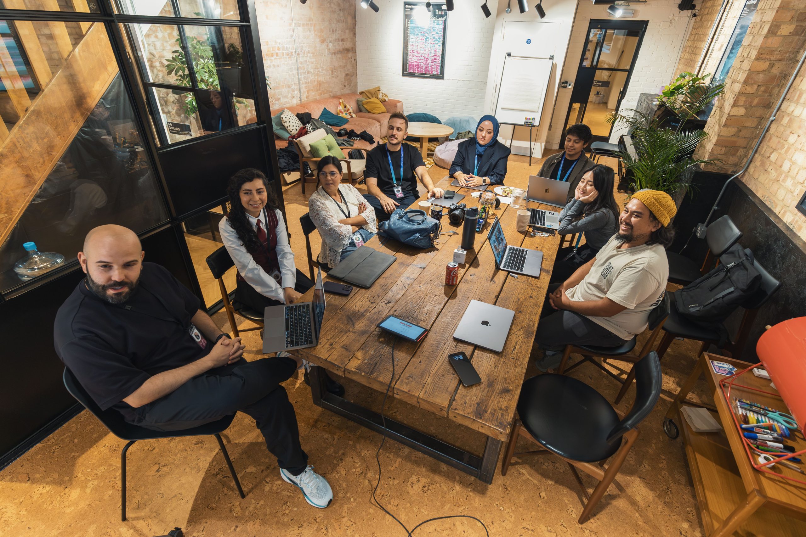 Collègues collaborant autour d'une table de travail