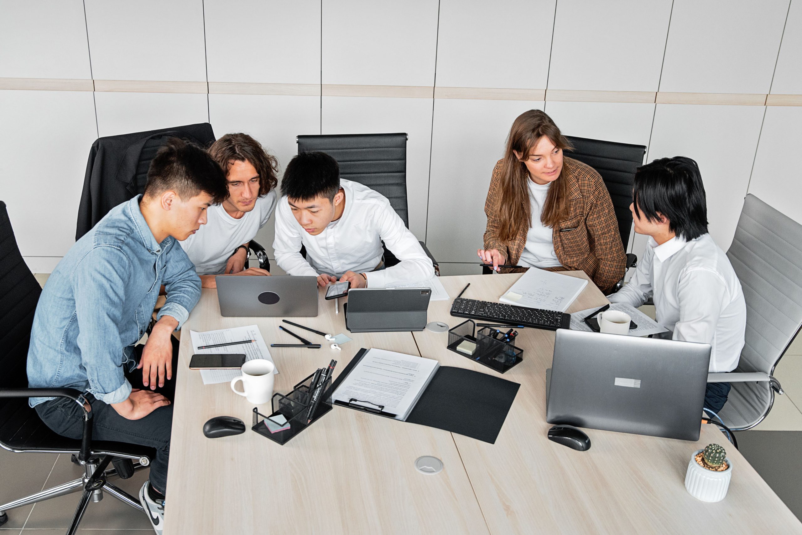 Collègues collaborant avec ordinateurs et documents