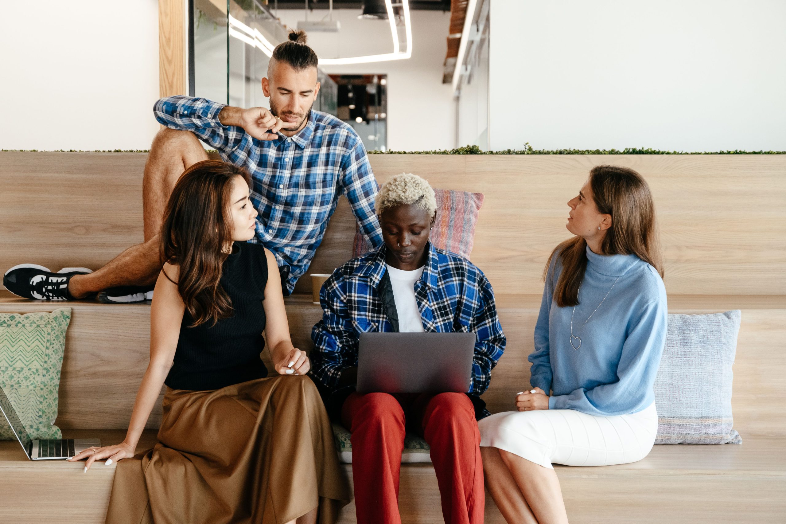 Collegues multiethniques collaborant sur projet workspace