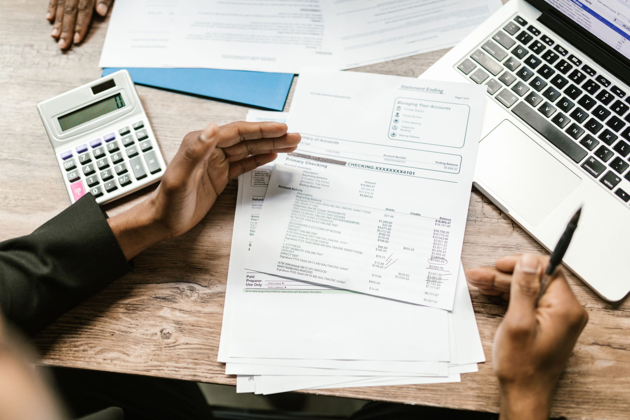 Documents financiers avec calculatrice et ordinateur portable