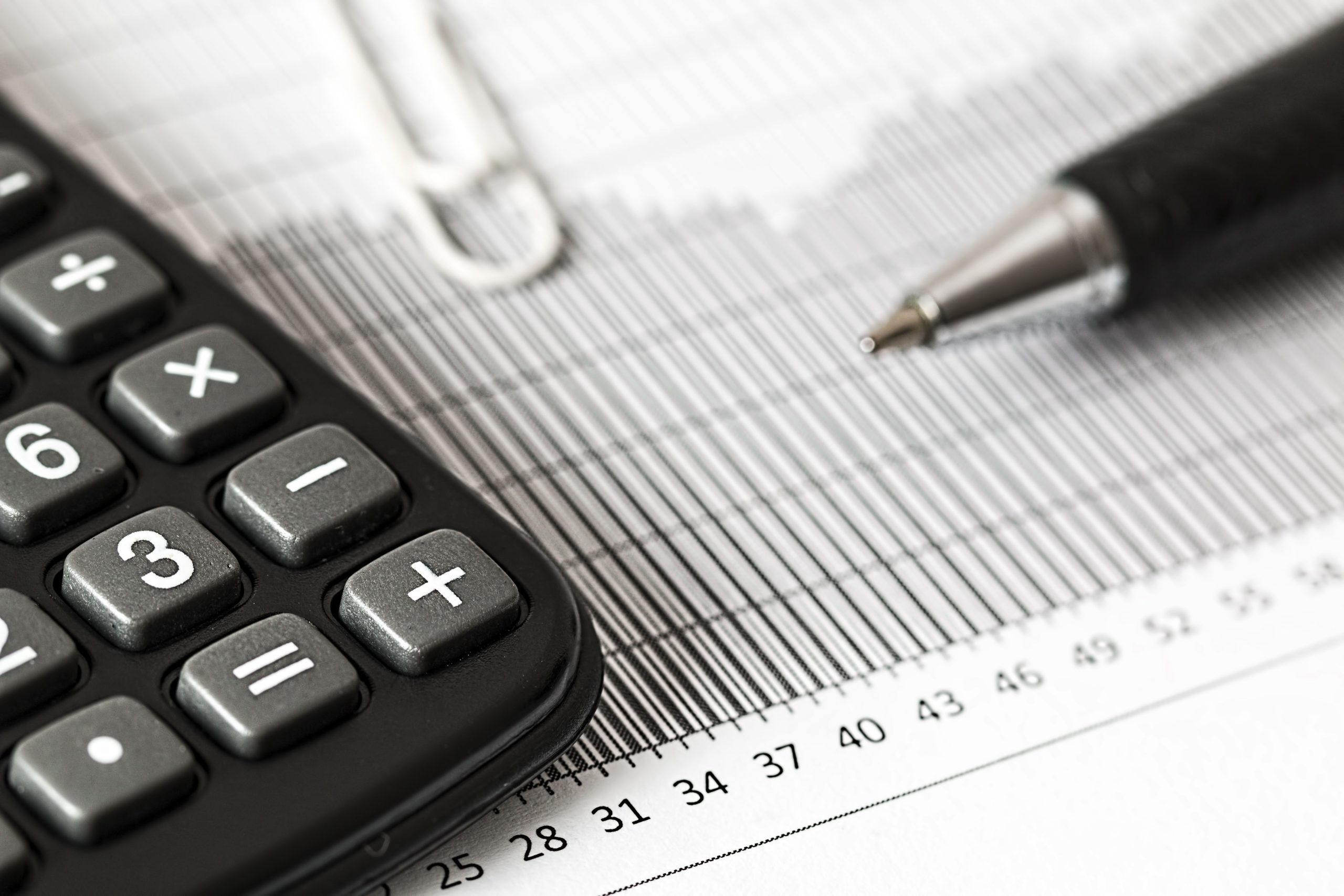 Calculatrice et stylo sur graphique financier