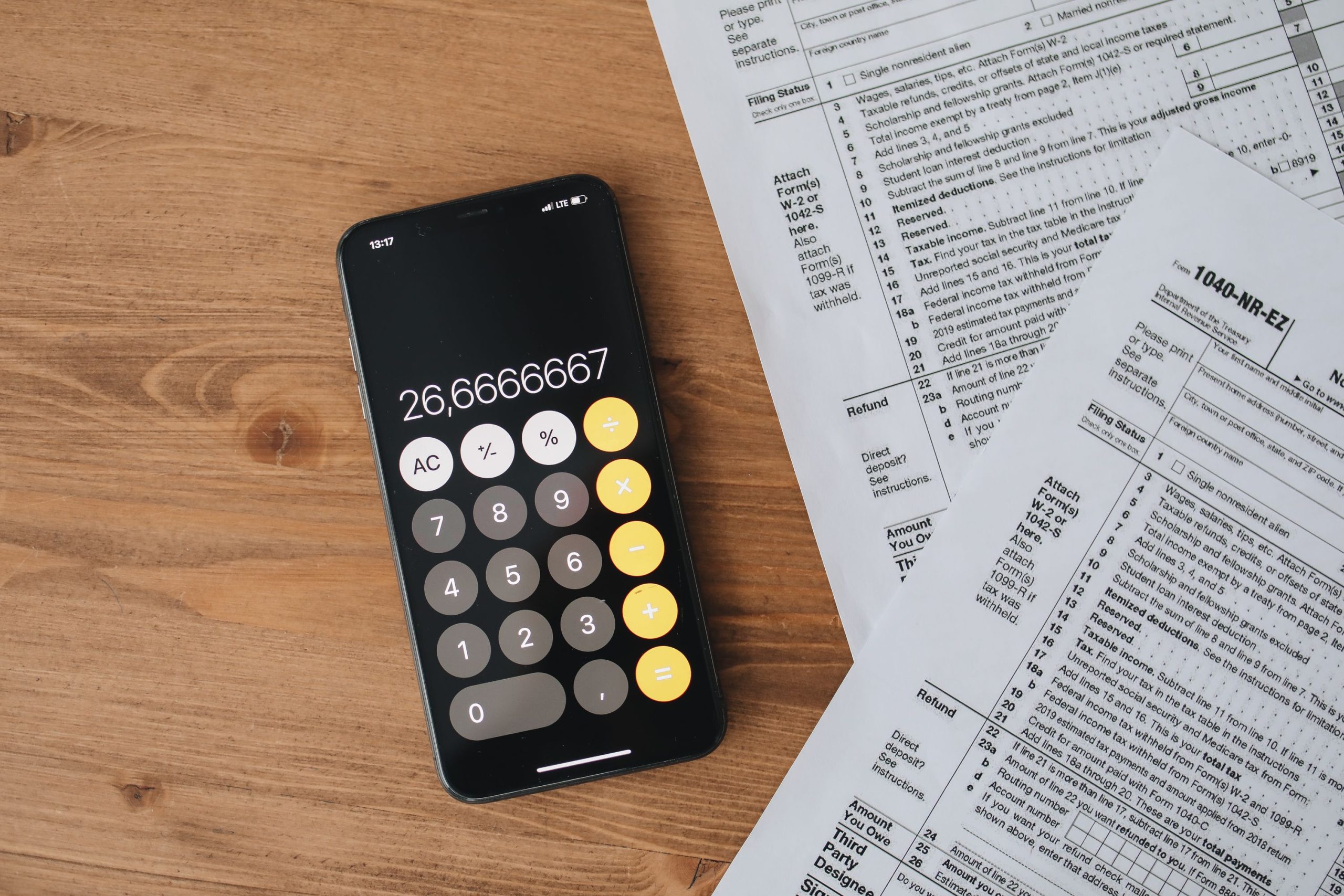 Vue dessus smartphone calculatrice formulaires fiscaux