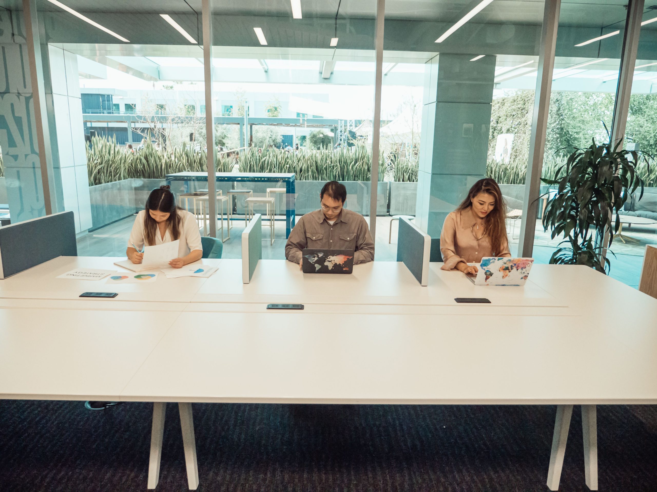 Trois professionnels collaborant dans un bureau moderne