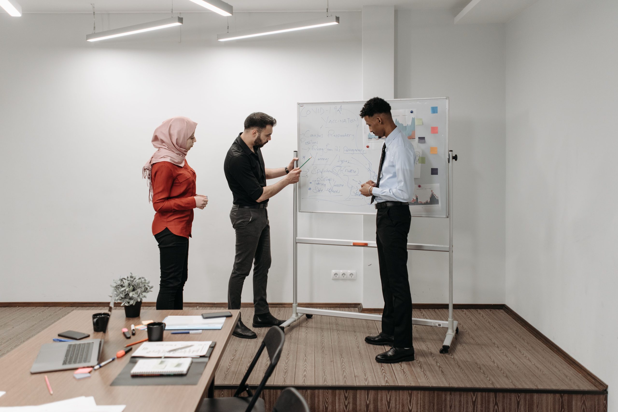 Trois professionnels discutant projet reunion teamwork