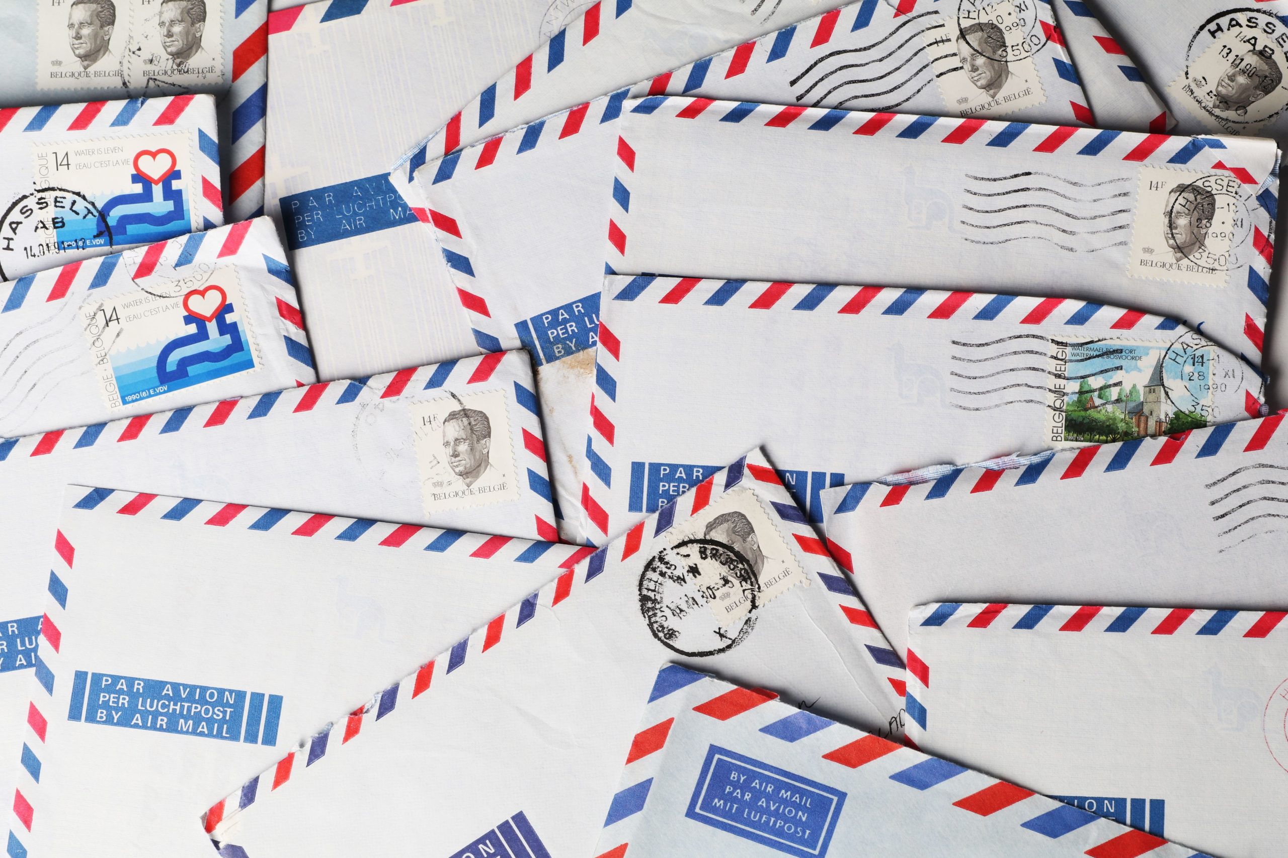Enveloppes vintage avec timbres et cachets postaux