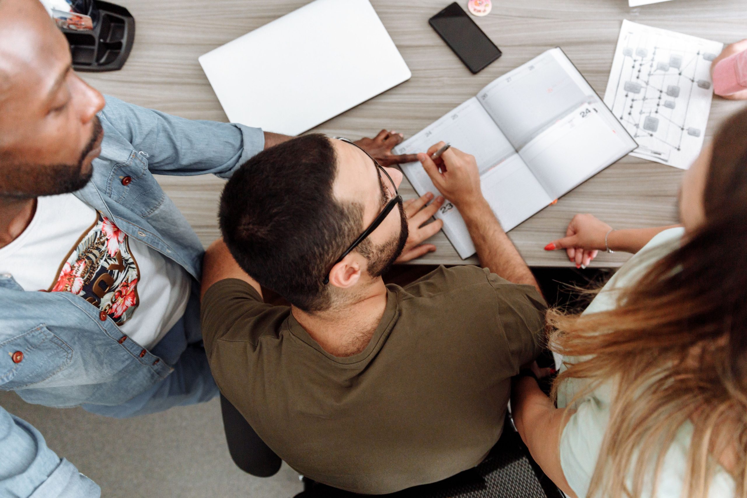 Équipe diversifiée collaborant autour du bureau