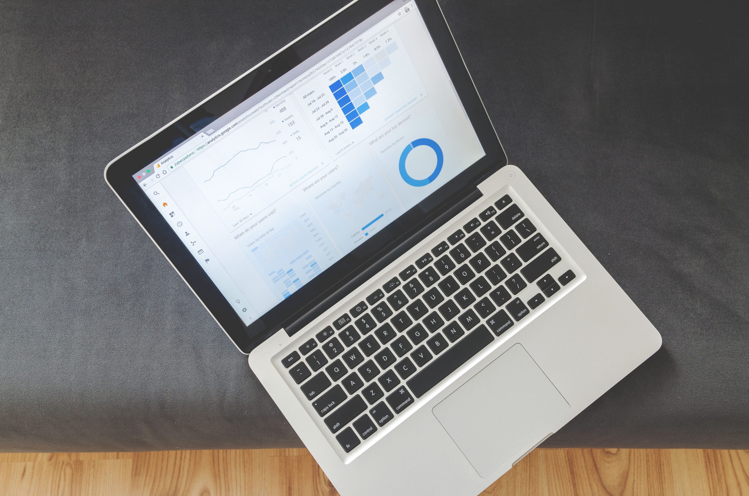 Visualisations données et graphiques sur écran ordinateur