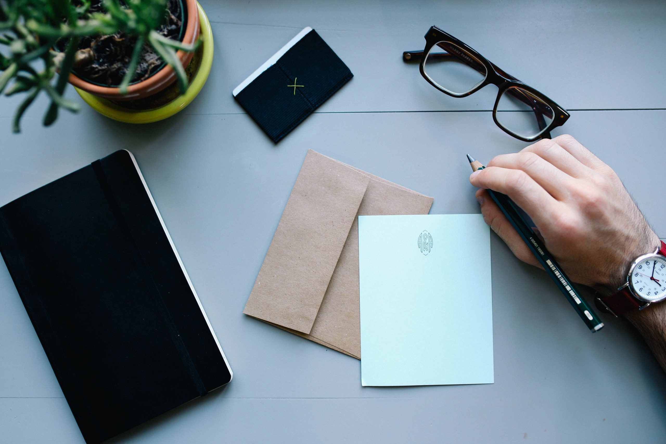 Bureau avec outils d'écriture, lunettes et enveloppe