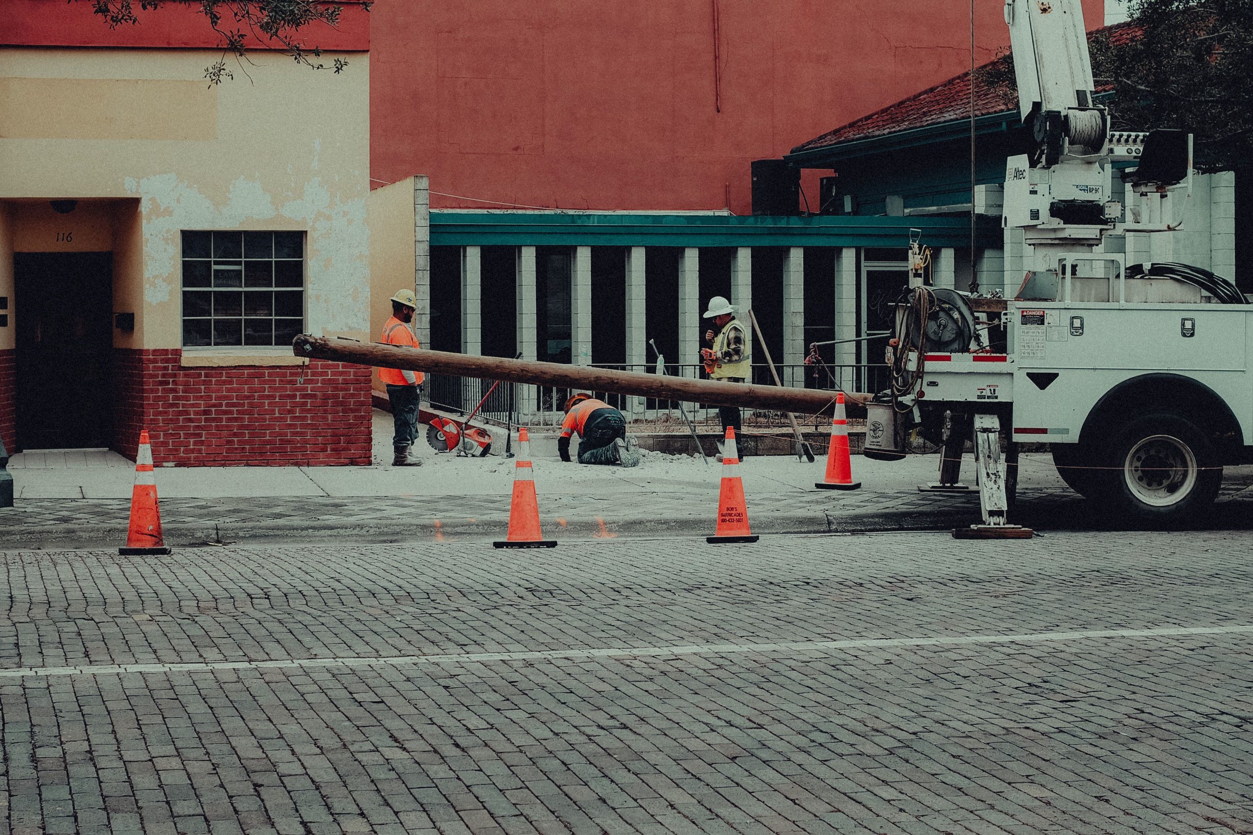 Chantier routier avec ouvriers et équipements