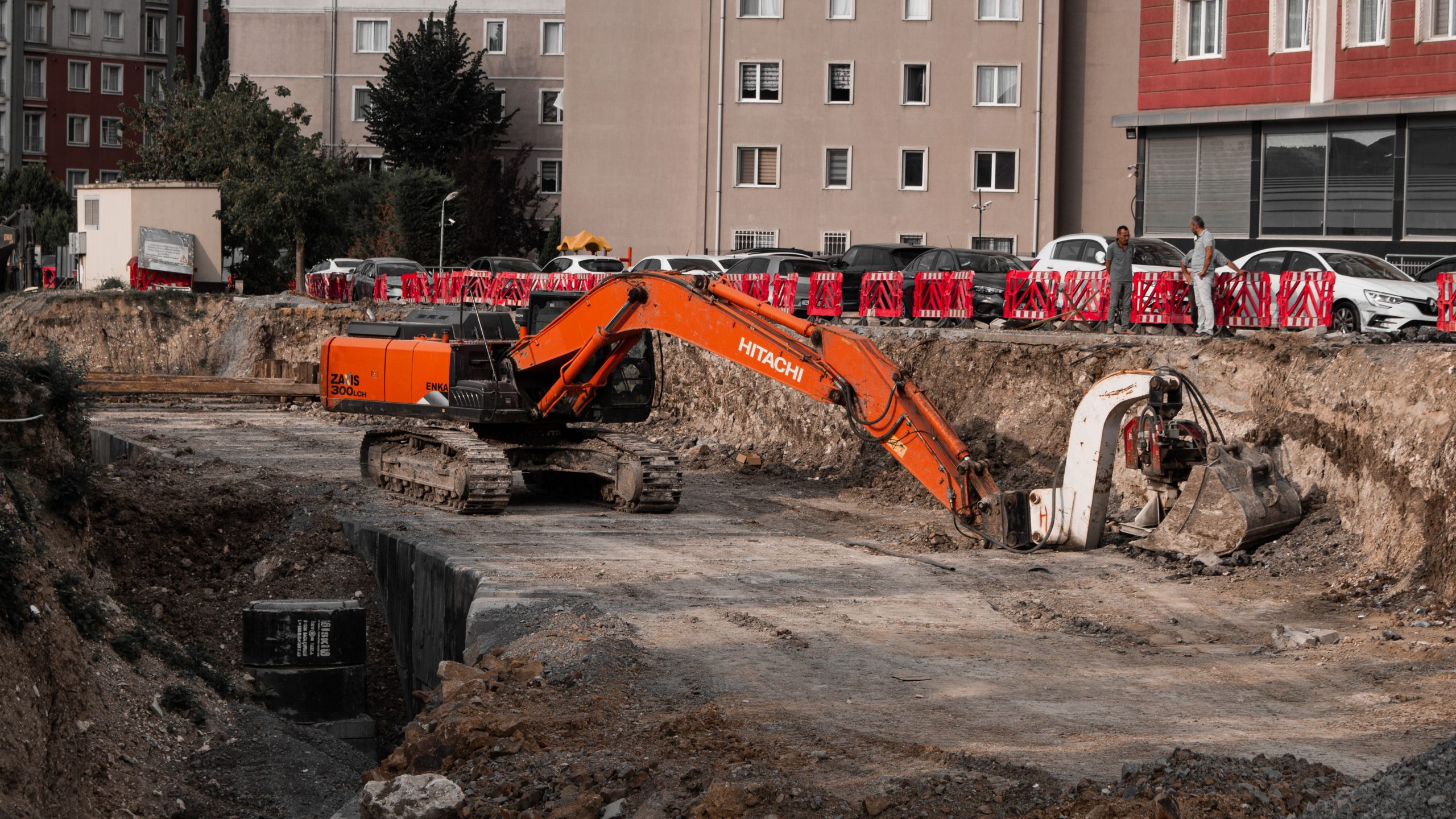 Excavatrices actives près bâtiments résidentiels
