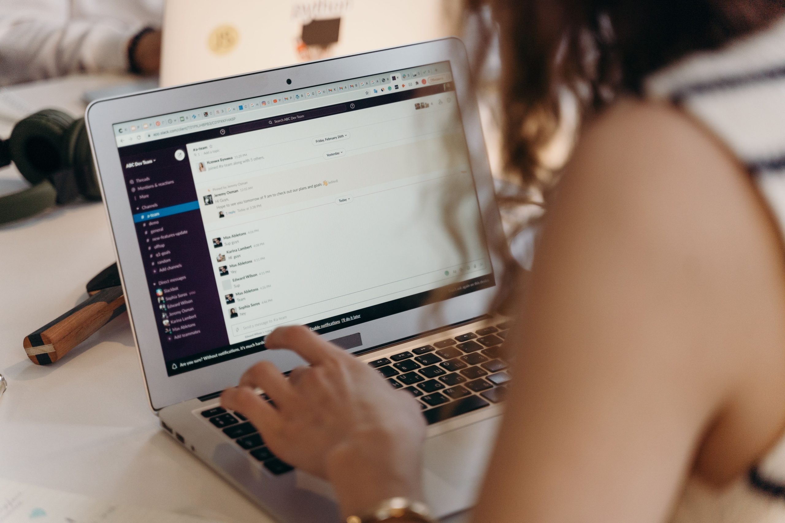Femme d'affaires utilisant un ordinateur portable au bureau