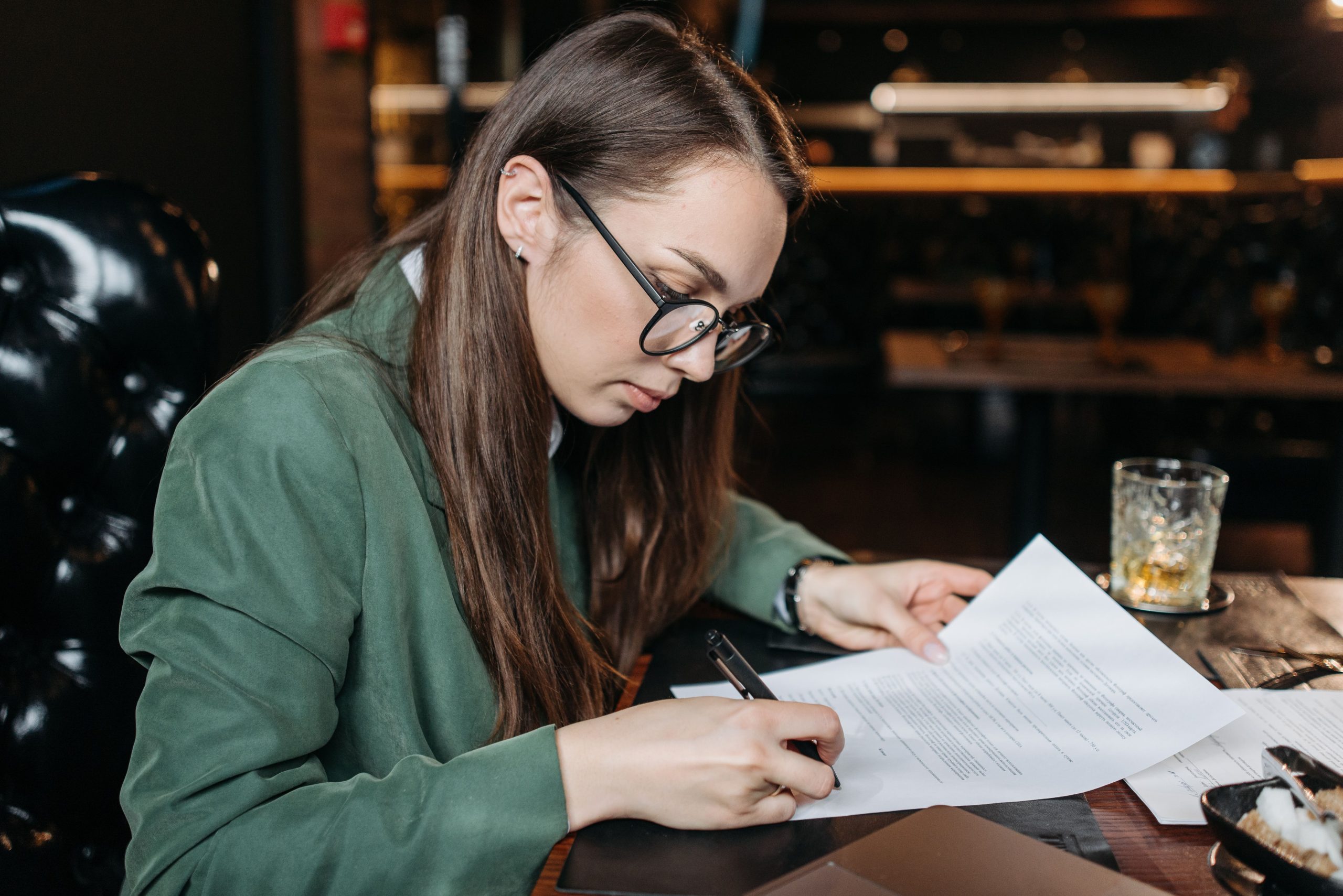 Femme affaires signe documents importants bureau