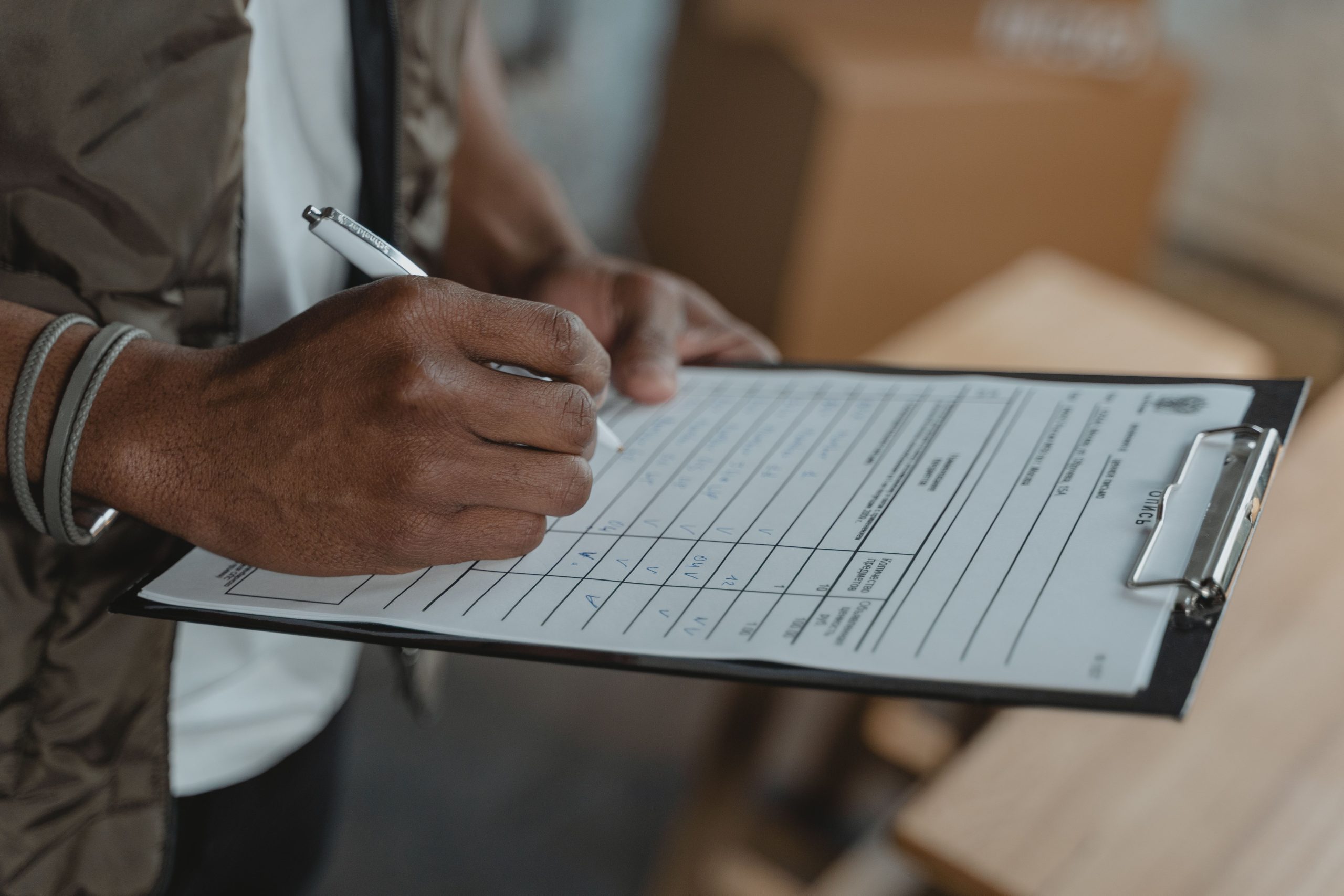 Personne remplissant un formulaire sur presse-papier