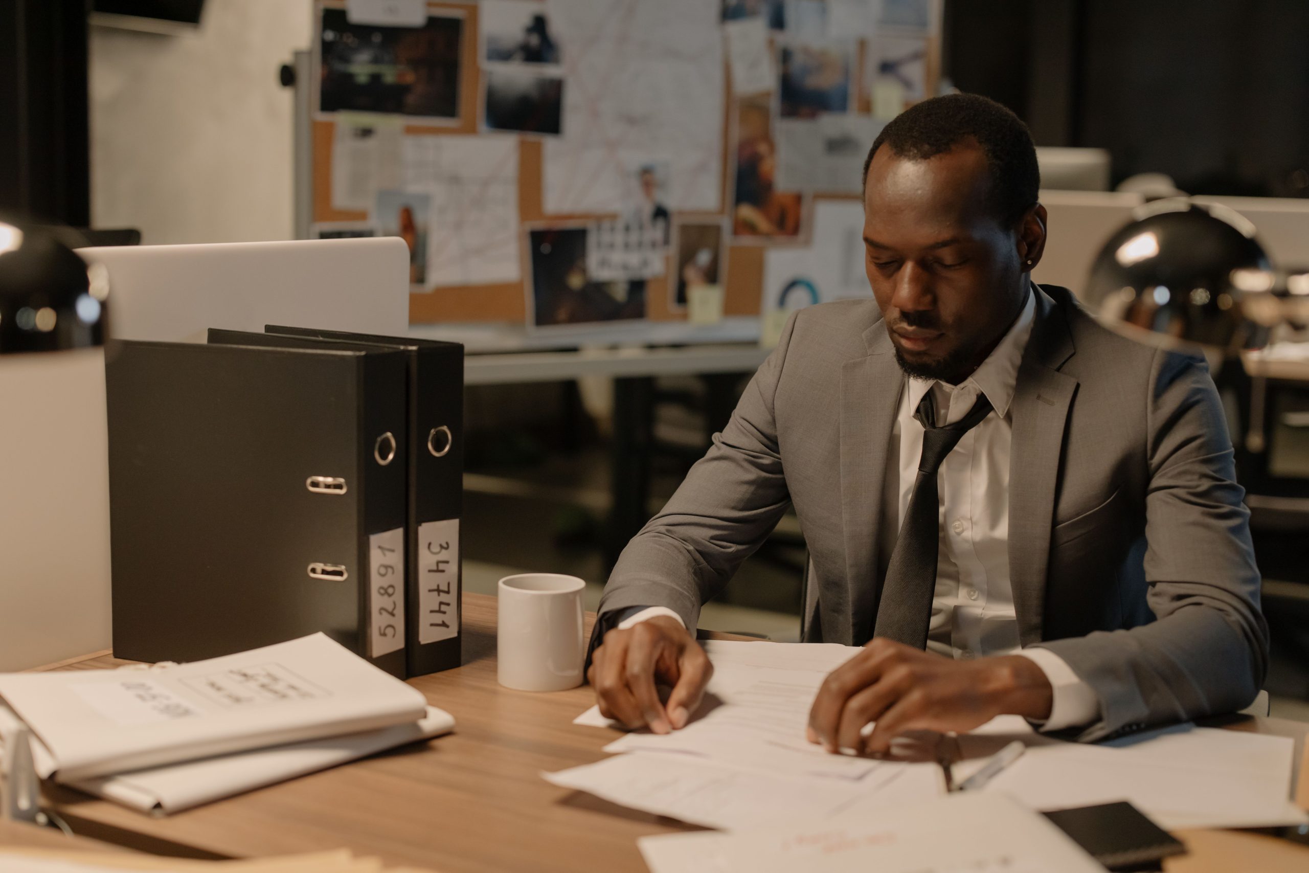 Professionnel travaillant tard avec documents
