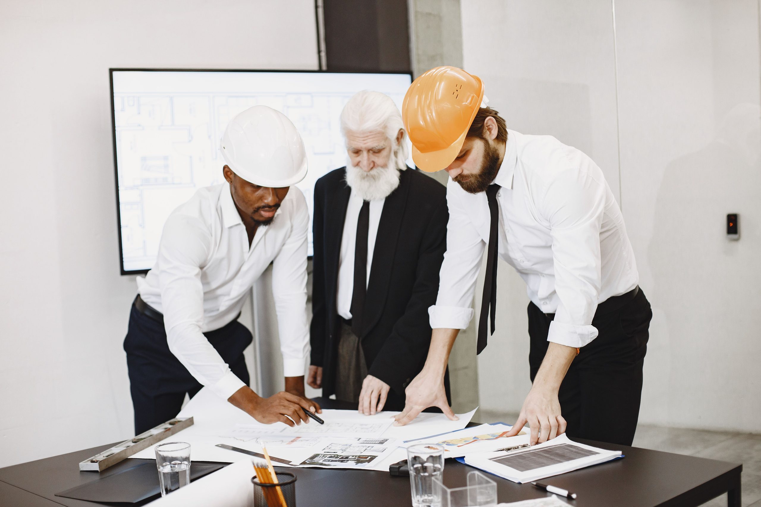 Professionnels collaborant sur projet construction bureau