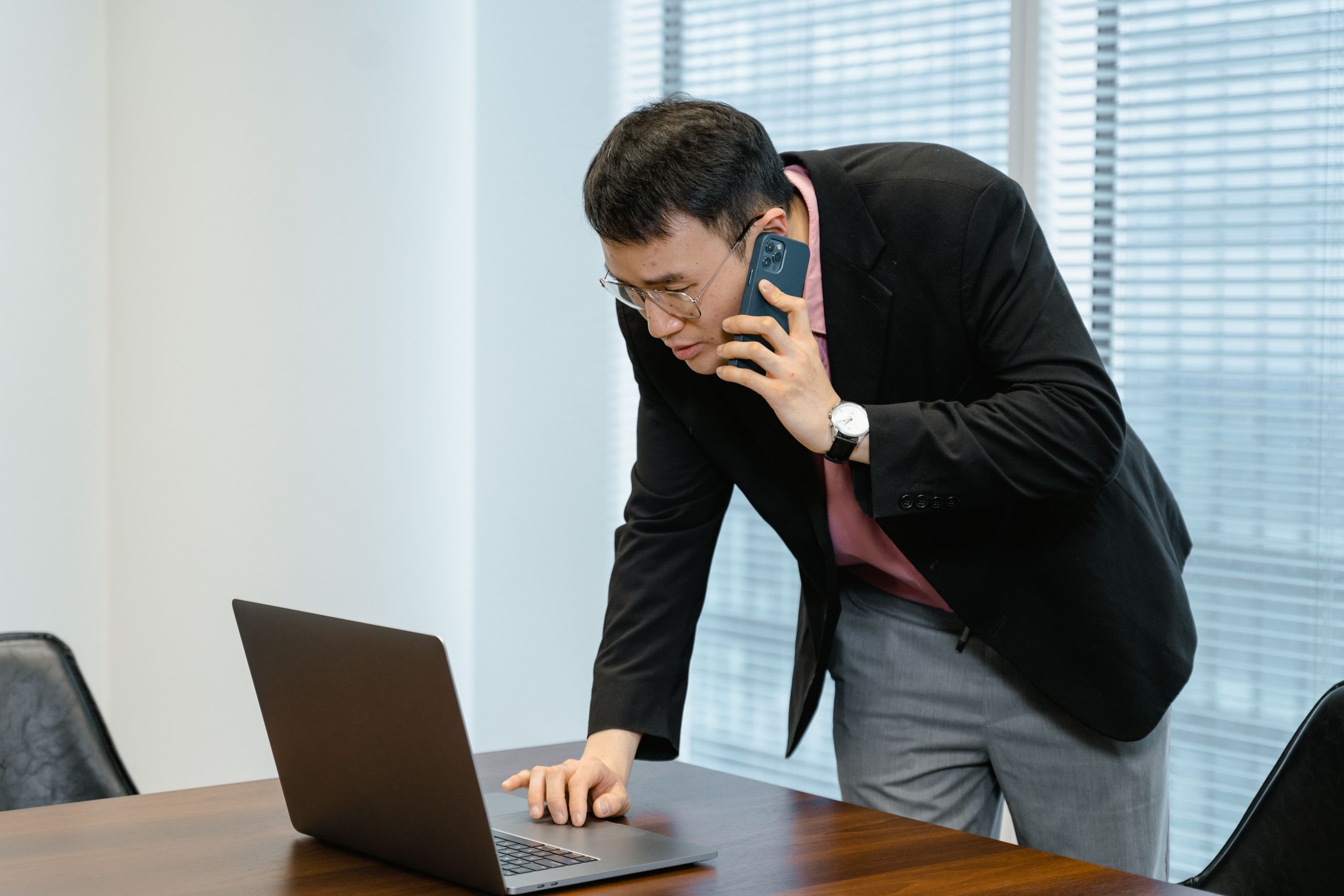 Homme d'affaires asiatique au téléphone avec un ordinateur