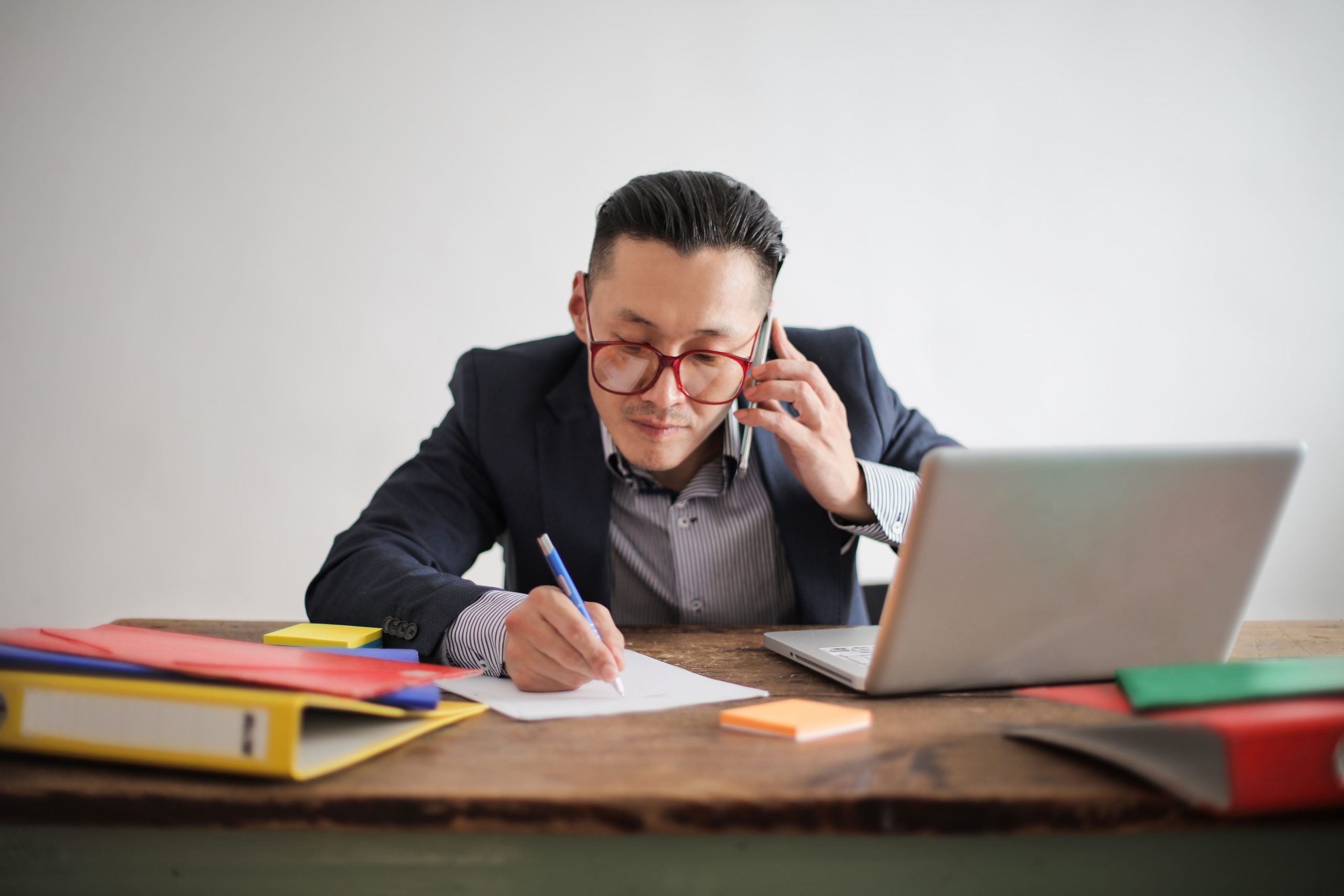 Professionnel jonglant entre téléphone et ordinateur portable