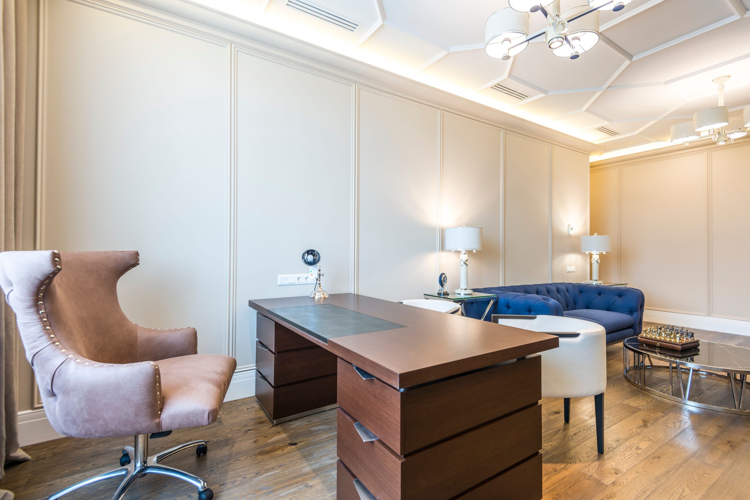 Bureau à domicile luxueux avec mobilier haut de gamme
