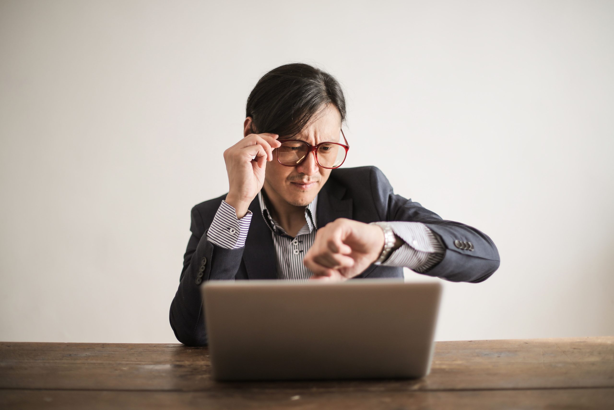 Employé impatient regardant sa montre au bureau