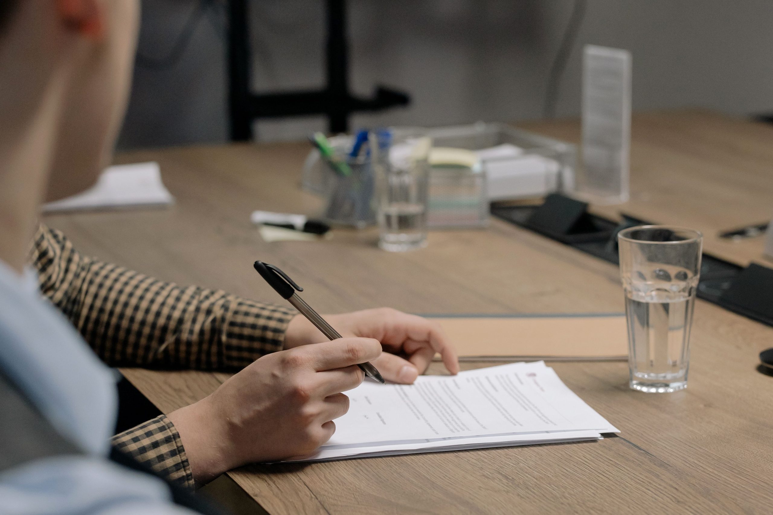 Homme d'affaires signant document à table bureau