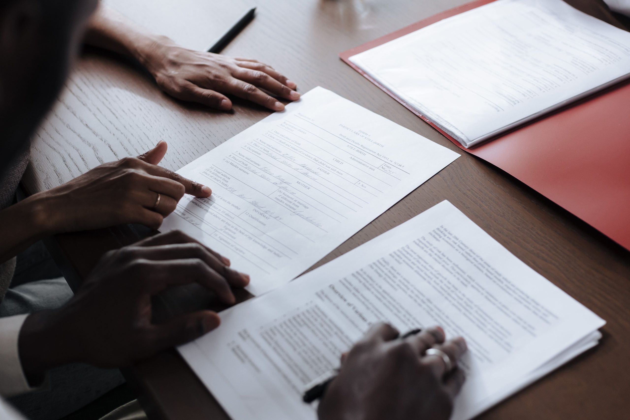 Deux personnes signant des documents officiels ensemble