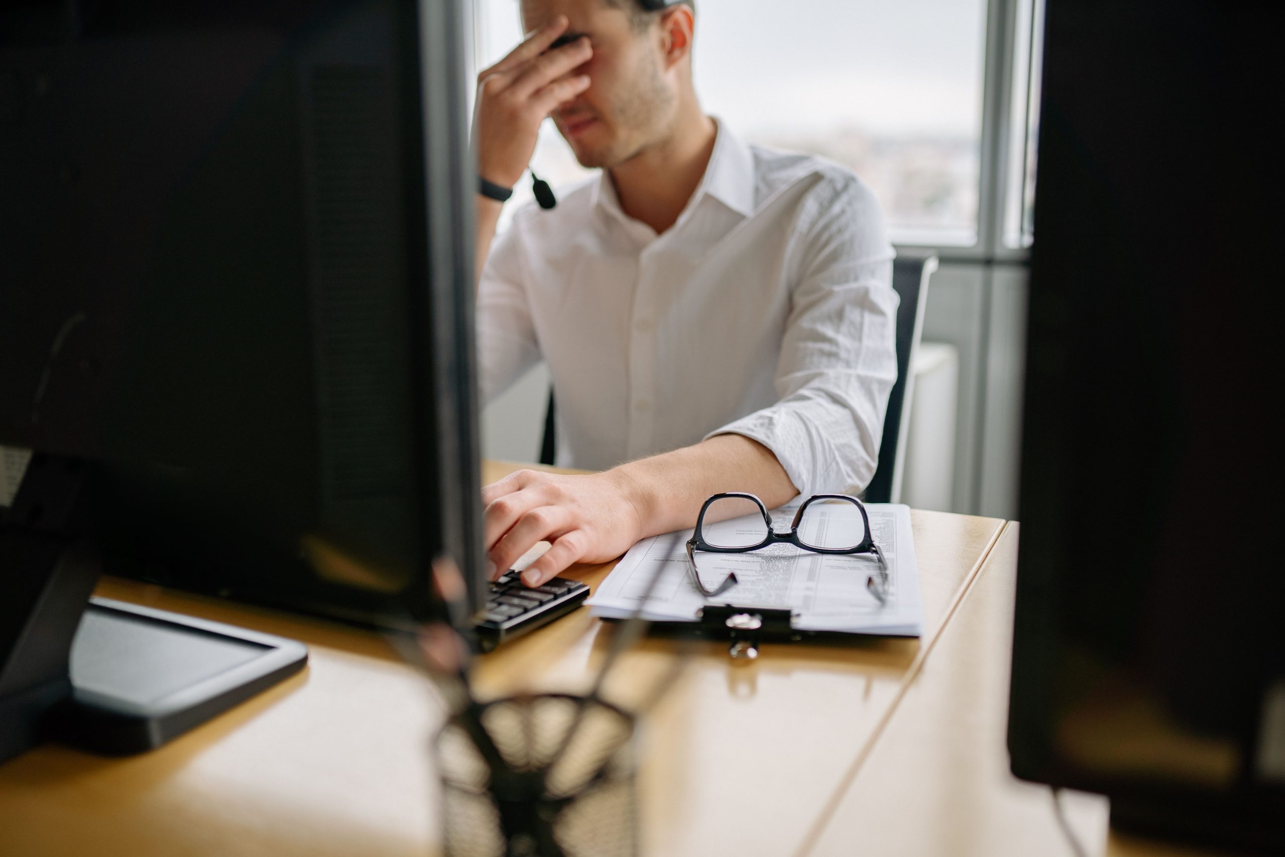 Homme stressé à son bureau de travail