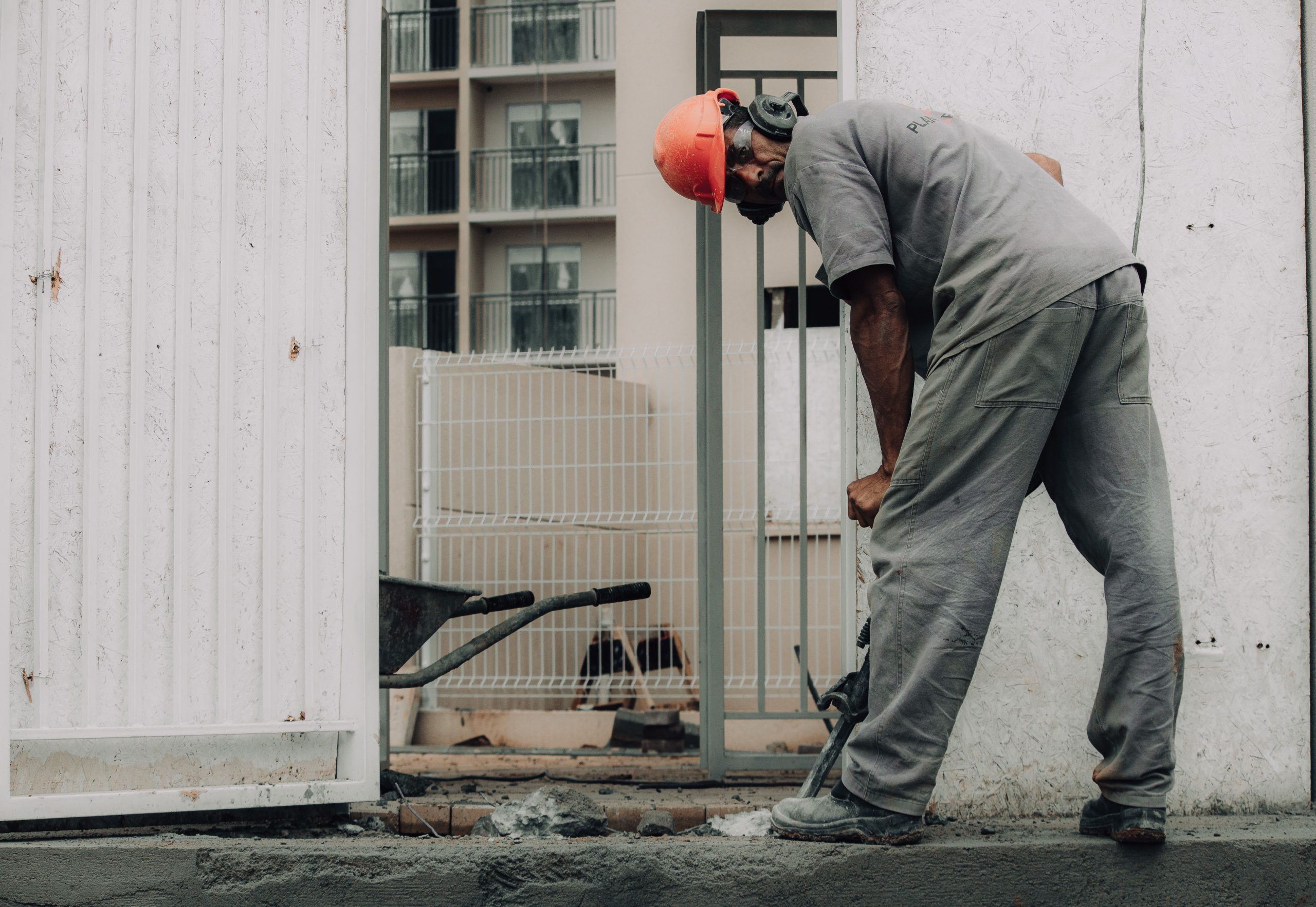 Travailleur utilisant marteau-piqueur chantier urbain