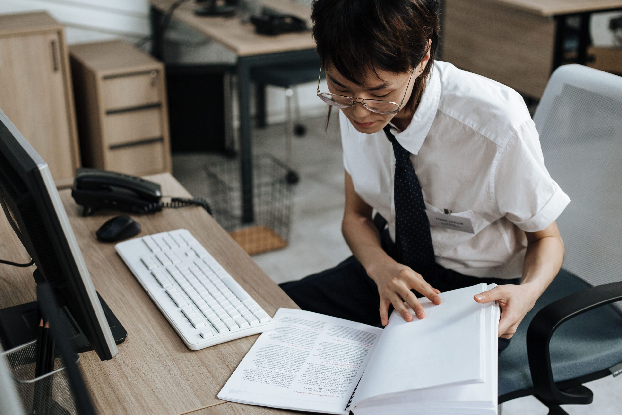 Professionnel consultant documents bureau ordinateur